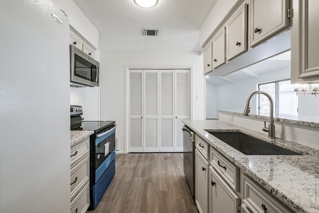 Building Photo - 3311 Palm Desert Ln