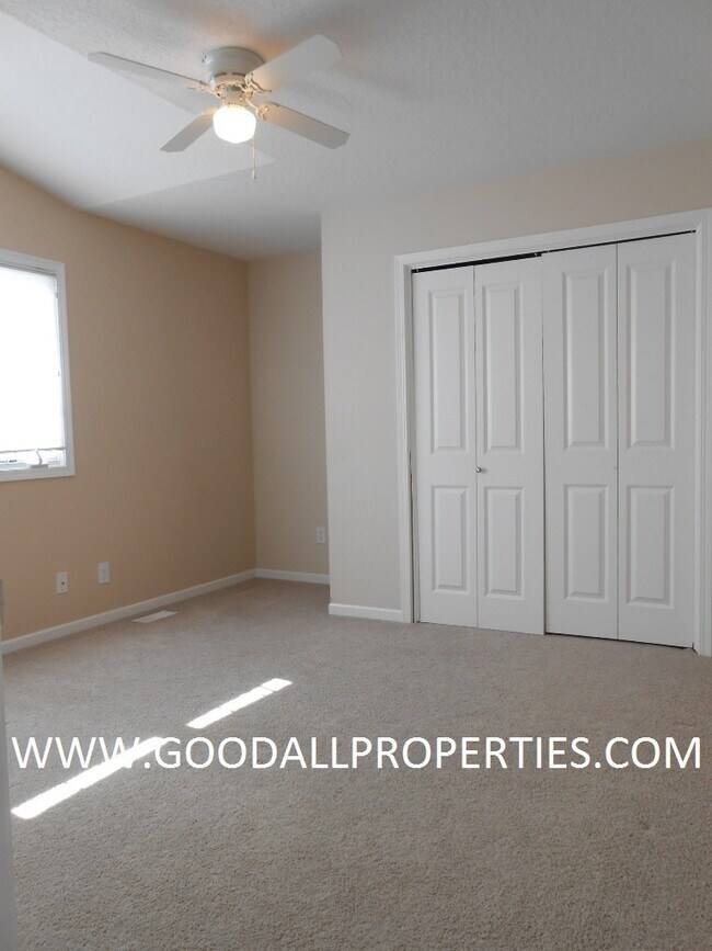 Building Photo - 4BR Urbandale Home with a 3-Car Garage, Deck & Fireplace