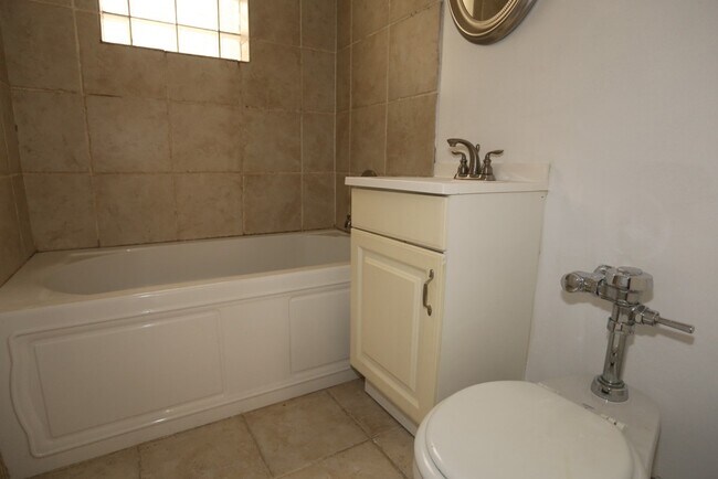 Building Photo - 549 W Surf St