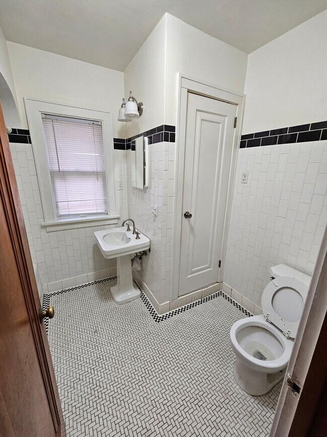 Building Photo - Cozy Single-family Home