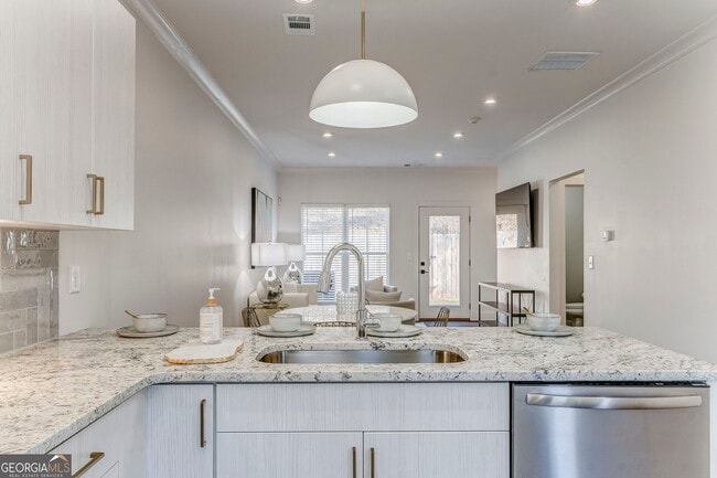 Building Photo - 79 Chateau Dr SE