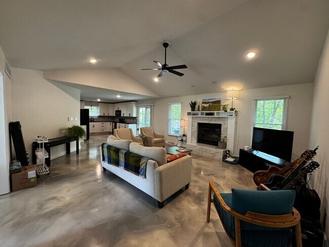 Building Photo - 5 Bed 4 Bath Home fenced yard