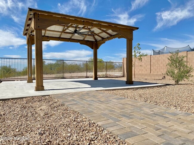 Building Photo - 14091 E Golden Oaks Rd