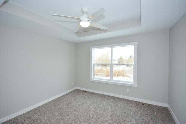 Building Photo - 5447 Rowling Dr