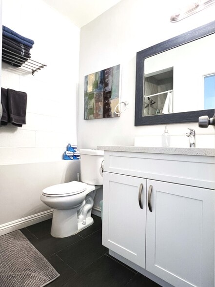 Building Photo - 515 N Azusa Ave