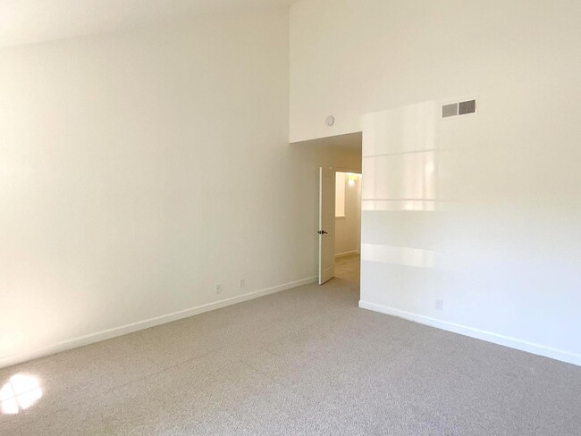 Building Photo - Wonderful Townhome In Walnut Creek Near He...