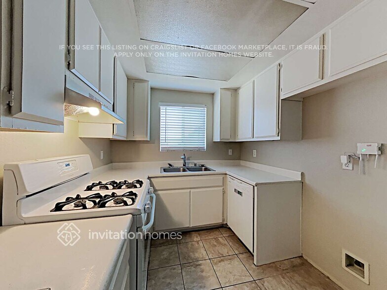 Building Photo - 16377 Lakeshore Dr