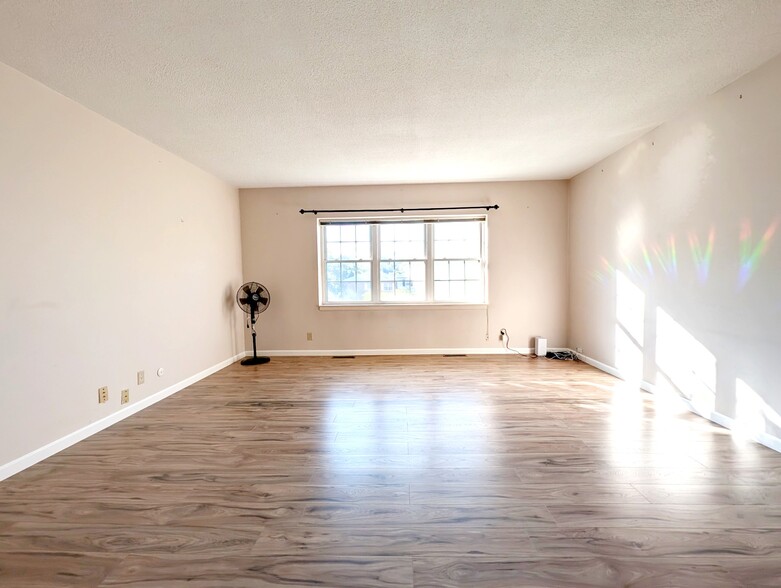 Building Photo - 26 Lake Shore Ter