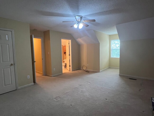 Building Photo - Beautiful 2 bedroom Condo end unit with Ga...