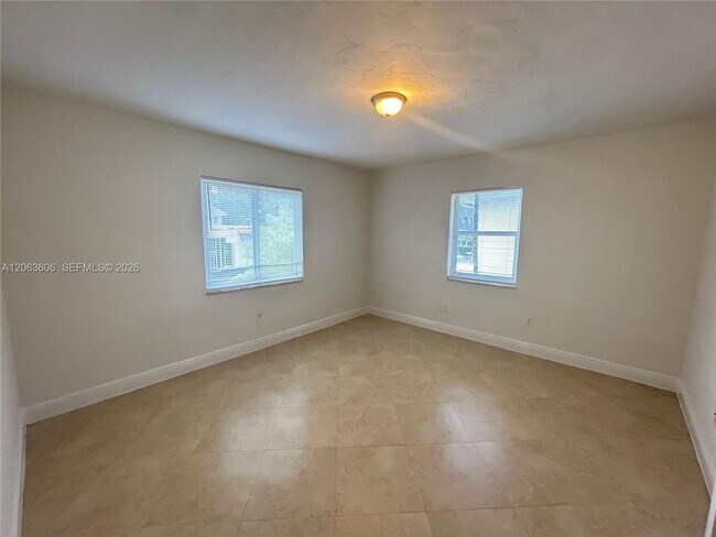 Building Photo - 2880 Pine Tree Dr
