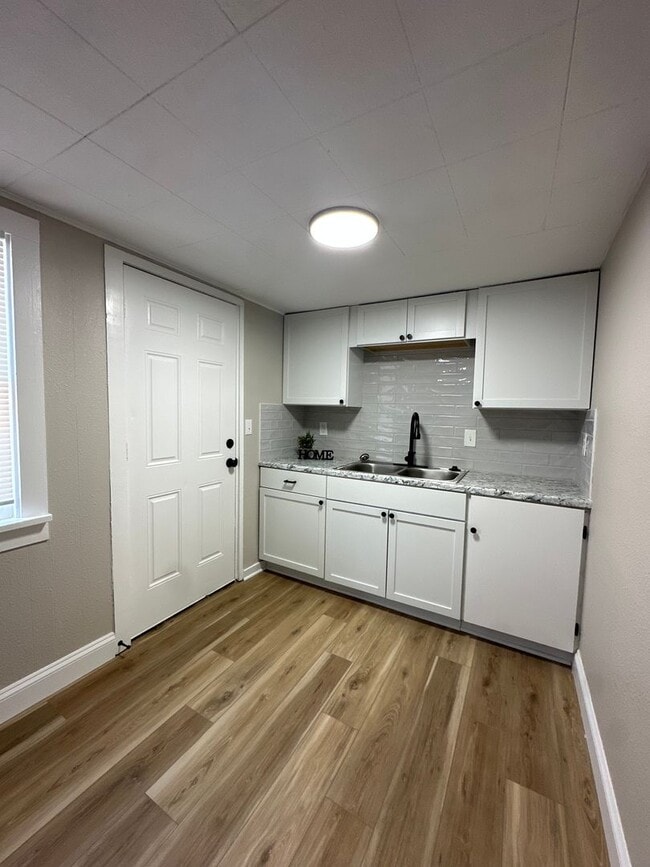 Building Photo - Charming 1 bed/1 bath apartment!