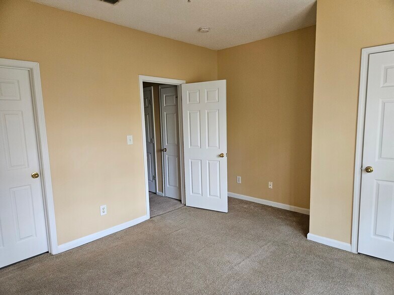 Building Photo - 1202 Walden Park Dr