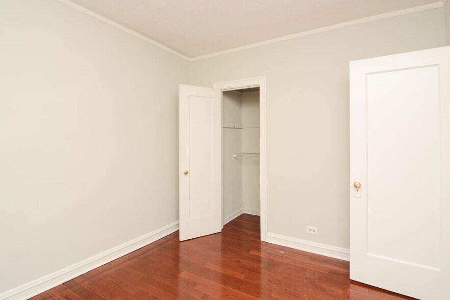 Building Photo - 551.5 W Surf St