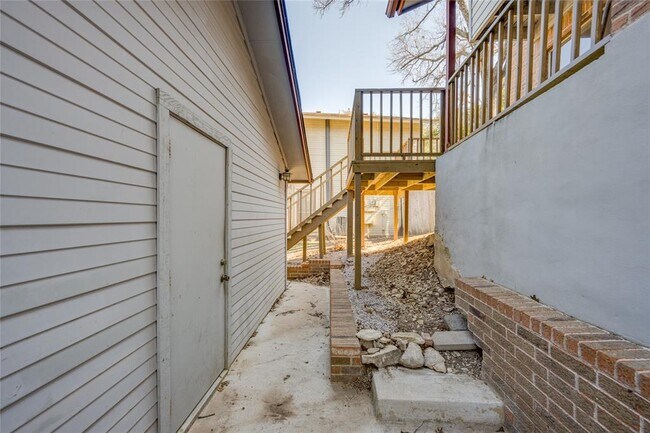 Building Photo - 1703 Waterloo Tr