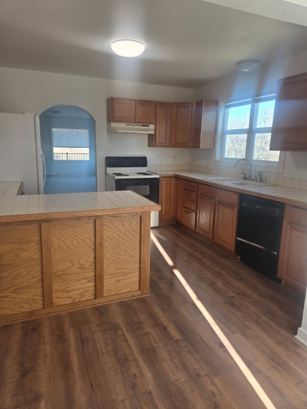 Building Photo - 1228 Broadwater Ave