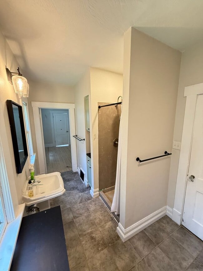 Building Photo - 3 Bed 1 Bath in Roundtree