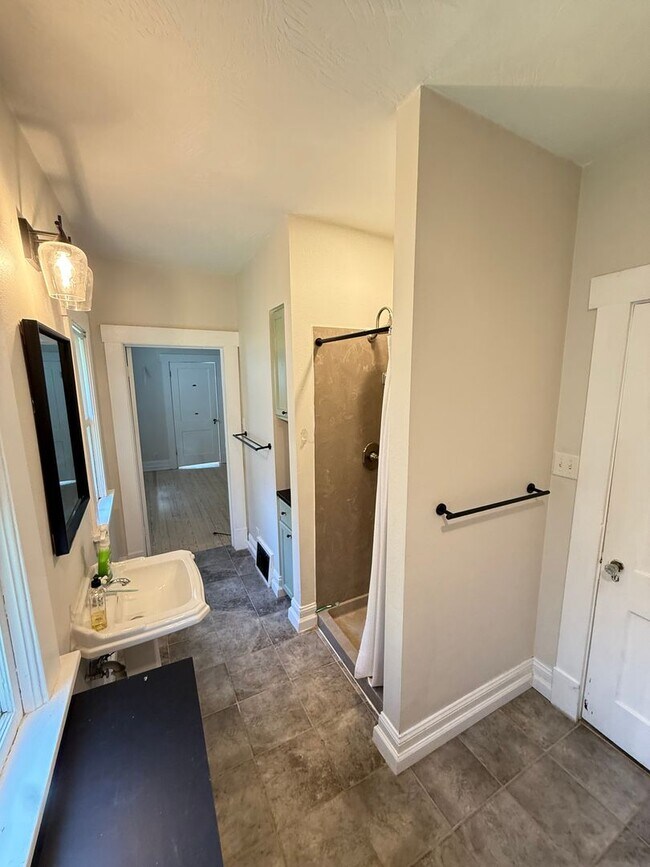 Building Photo - 3 Bed 1 Bath in Rountree