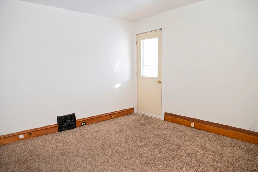 Building Photo - 609 5th Ave