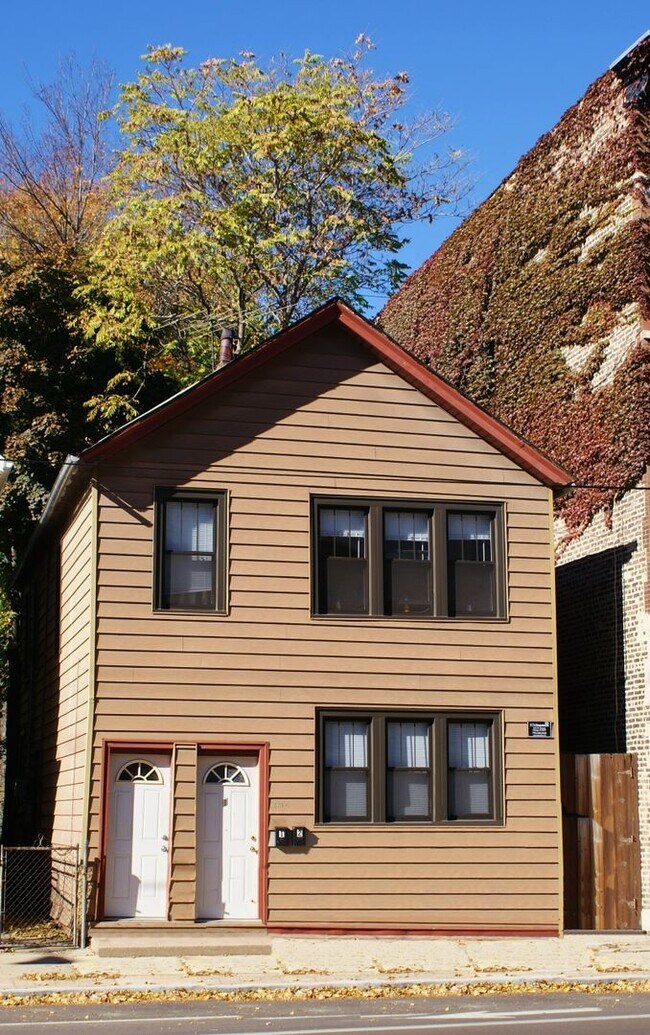 Building Photo - 2254 N Southport Ave