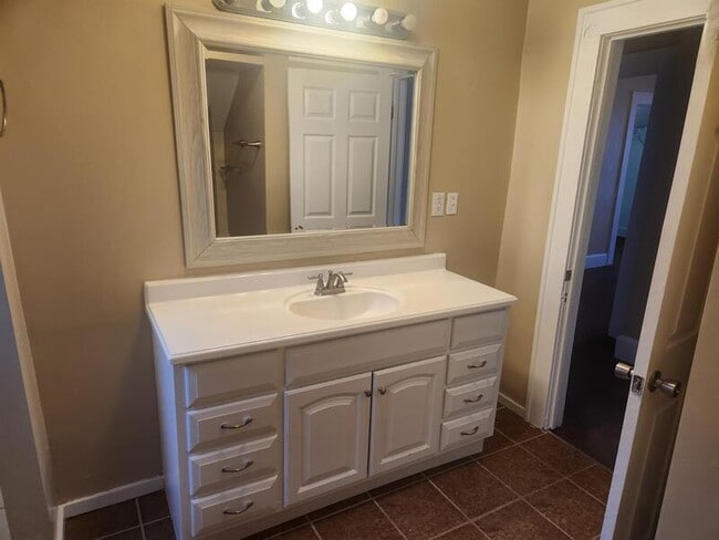 Building Photo - 801 N Gladstone Ave