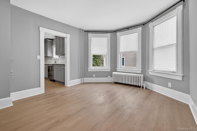 Building Photo - 107 Maple St