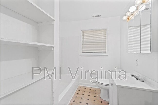 Building Photo - 909 E Liberty St