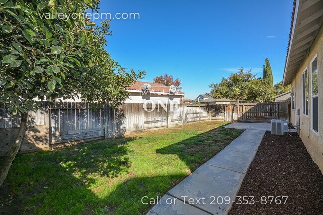 Building Photo - Well-Maintained Single Story Home in Desir...