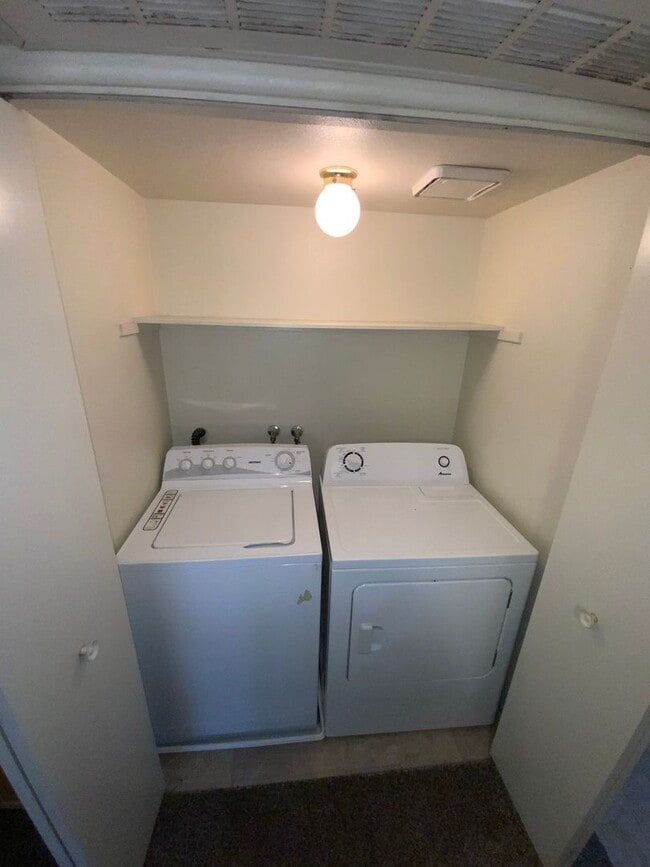 Building Photo - BEAUTIFUL CORNER UNIT CONDO!