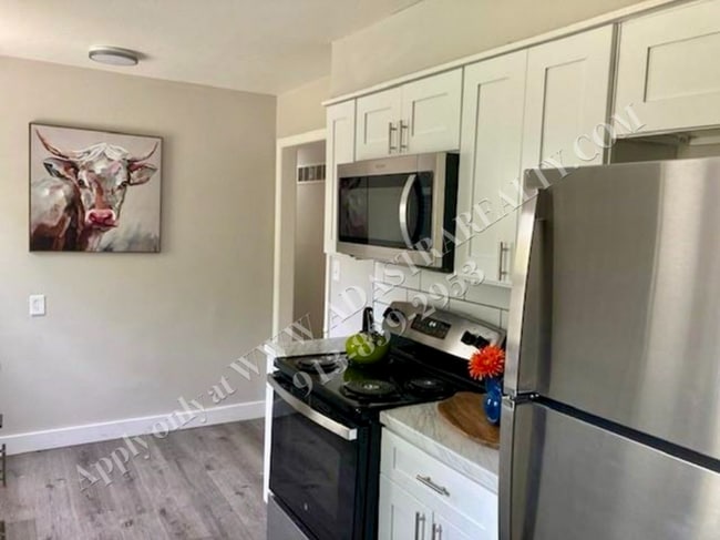 Building Photo - Beautiful Renovated 3 Bed 2.5 Bath Ranch i...