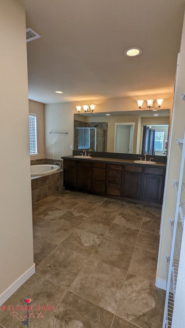 Building Photo - Beautiful open floorplan with FOUR large bedrooms and a cute office!!  AIR CONDITIONING!!!  NEW C...