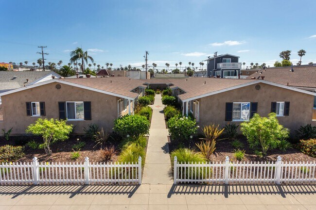 Building Photo - *OPEN HOUSE: 8/24 12-1PM* 1 BR Cottage in ...