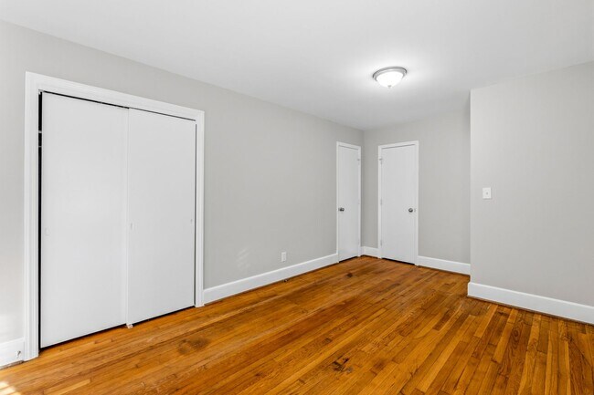 Building Photo - NW - Large Brick Ranch, Updated, Hardwoods, LR, DR, Den, Two Decorative Fire Places, Fenced, Stor...