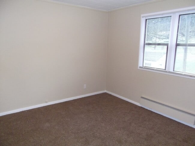 Building Photo - 2 Bedroom 1 Bathroom Townhome in Downtown ...