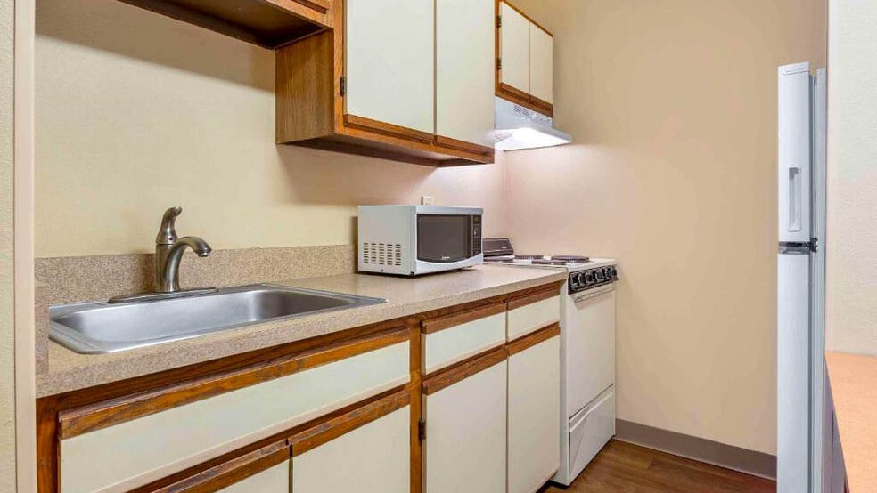 Building Photo - 9750 Lake Shore Dr E