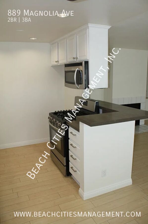 Building Photo - Charming 2 Bedroom 2 Bath townhome with 2 ...