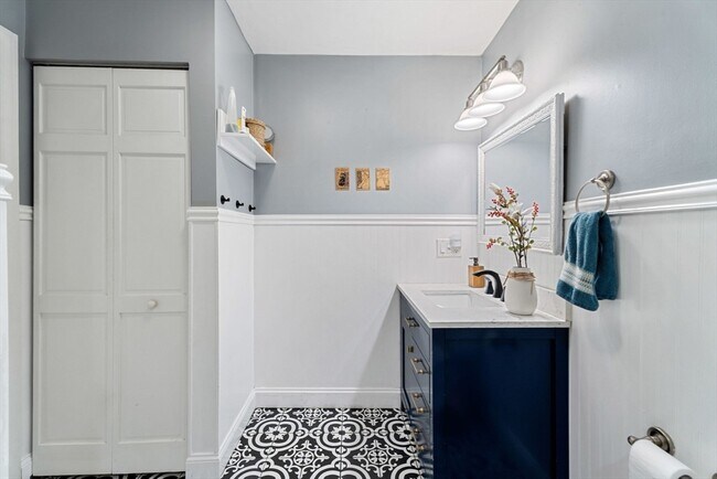 Building Photo - 890 Winthrop Ave