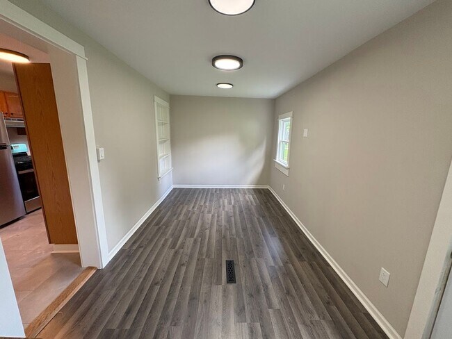 Building Photo - Three bedroom 1 1/2 bathroom home for rent