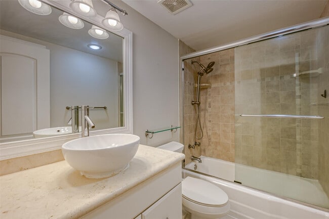 Building Photo - 2900 NE 30th St