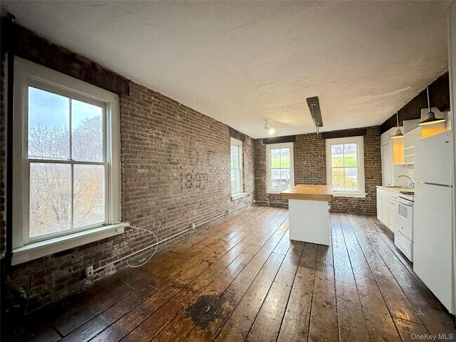 Building Photo - 12 Front St