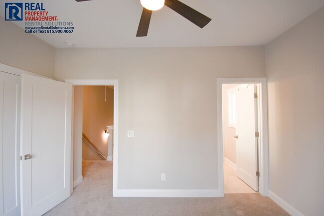 Building Photo - Gorgeous and modern 2 bedroom townhome in the heart of Murfreesboro w/ neighborhood pool, hi-spee...