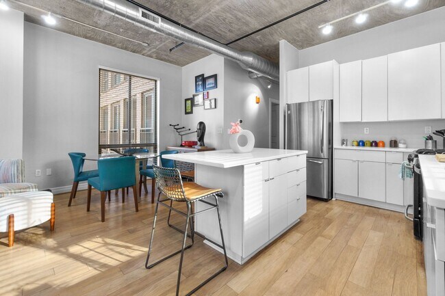 Building Photo - 2 Bed 2 Bath - Mount Vernon Condo - Garage Parking Space Included