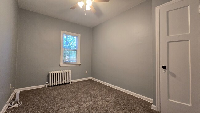 Building Photo - Renovated 3BR/1.5BA | 1,200 Sq Ft | Pet Friendly | Off-Street Parking | Available