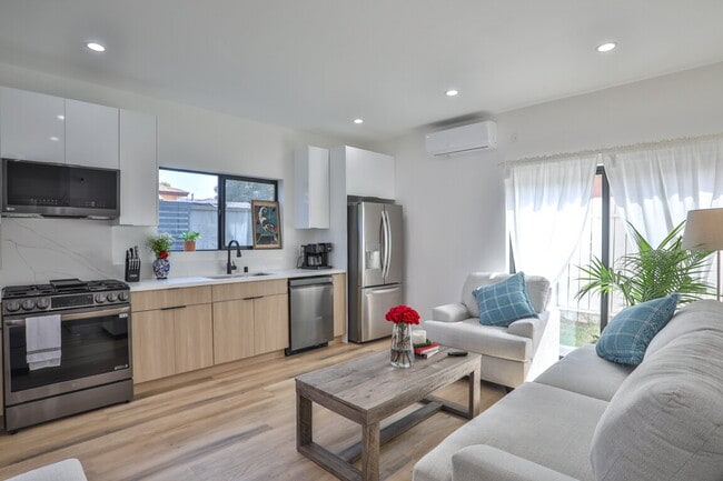 Building Photo - OPEN HOUSE SUN 05/24/26 11 AM - 4 PM  Beautiful, Fully Furnished 2BR w/ washer / dryer appliances