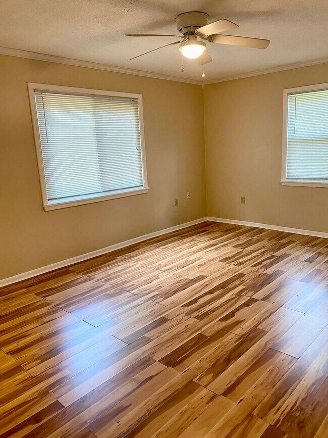 Building Photo - Available Now *Whitfield Park* 3BR/2BA home with Fenced backyard- Good schools!