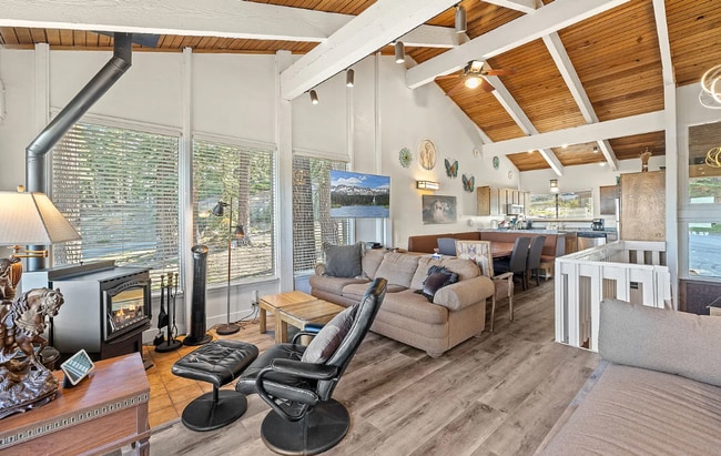 Building Photo - Fully Furnished 2 Bed / 2 Bath Corner Unit...