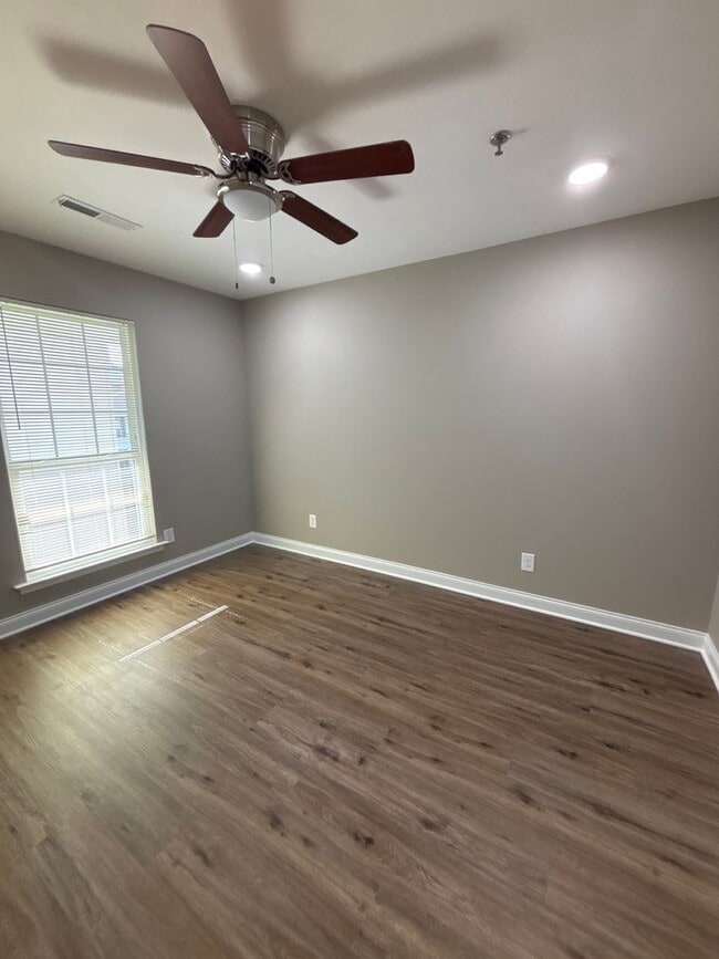 Building Photo - 2 BED 1.5 BATH CONDO AVAILABLE!