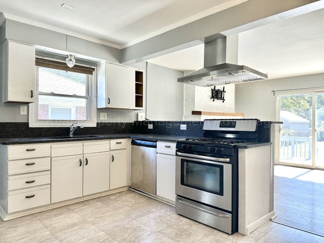 Building Photo - Spacious 4-Bedroom, 2-Bath Home in Clawson – Minutes from Downtown!