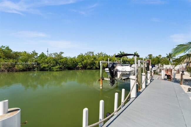 Building Photo - 648 E Palm Ave