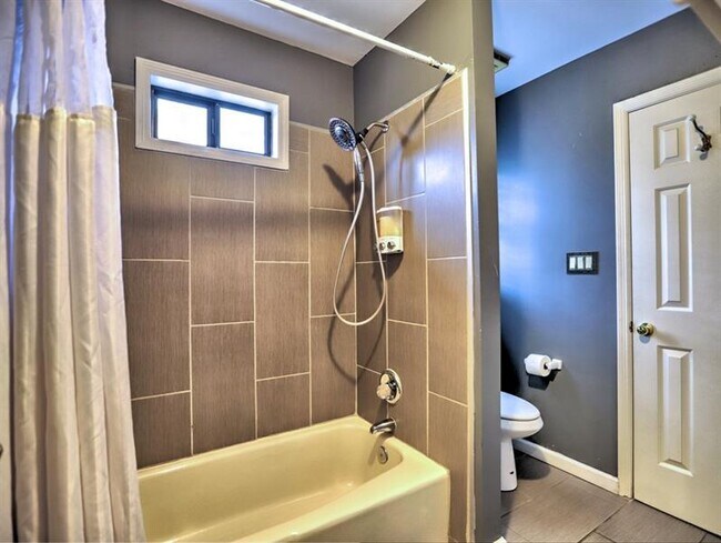 Building Photo - 817 Pinnacle Pl NE
