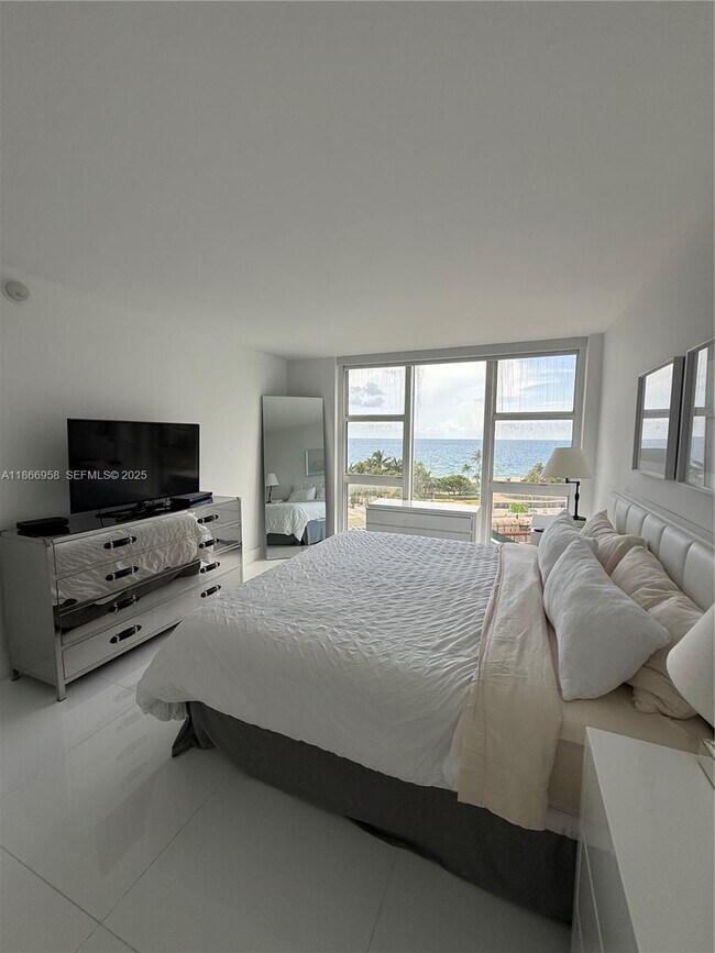 Building Photo - 10275 Collins Ave